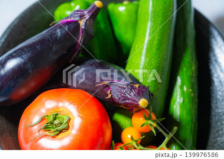 水滴のついた瑞々しい夏野菜の盛り合わせ・トマト・ナス・キュウリ・ズッキーニ・ピーマン 139976586