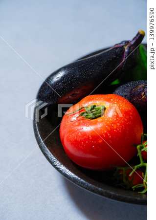 水滴のついた瑞々しい夏野菜の盛り合わせ・トマト・ナス・キュウリ・ズッキーニ・ピーマン 139976590