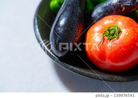 水滴のついた瑞々しい夏野菜の盛り合わせ・トマト・ナス・キュウリ・ズッキーニ・ピーマン 水滴のついた瑞々しい夏野菜の盛り合わせ・トマト・ナス・キュウリ・ズッキーニ・ピーマン 139976591
