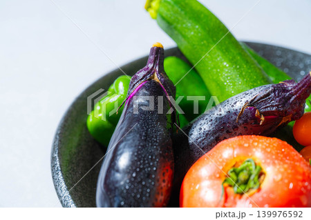 水滴のついた瑞々しい夏野菜の盛り合わせ・トマト・ナス・キュウリ・ズッキーニ・ピーマン 139976592