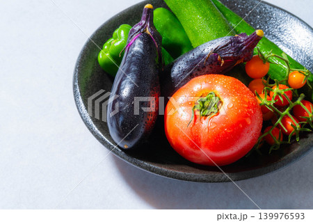 水滴のついた瑞々しい夏野菜の盛り合わせ・トマト・ナス・キュウリ・ズッキーニ・ピーマン 139976593