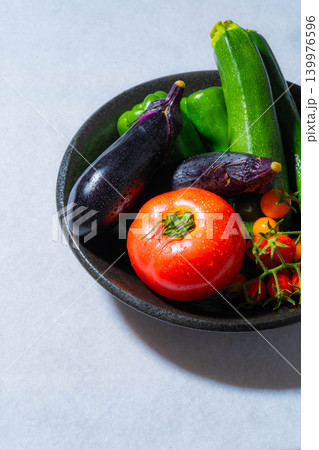 水滴のついた瑞々しい夏野菜の盛り合わせ・トマト・ナス・キュウリ・ズッキーニ・ピーマン 139976596