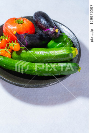 水滴のついた瑞々しい夏野菜の盛り合わせ・トマト・ナス・キュウリ・ズッキーニ・ピーマン 139976597