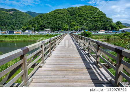 対岸の山の新緑が終わり緑が濃くなった真光寺橋 139976763
