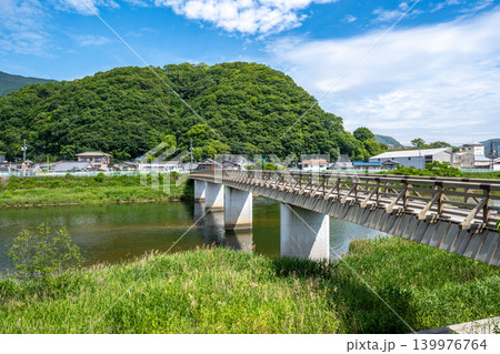 対岸の山の新緑が終わり緑が濃くなった真光寺橋 対岸の山の新緑が終わり緑が濃くなった真光寺橋 139976764
