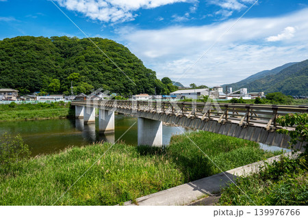 対岸の山の新緑が終わり緑が濃くなった真光寺橋 対岸の山の新緑が終わり緑が濃くなった真光寺橋 139976766