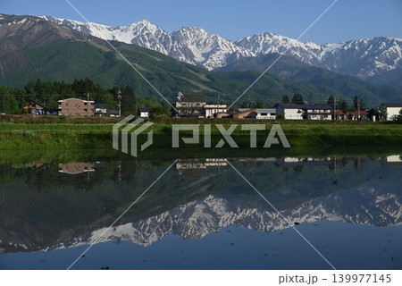 五月、残雪の白馬山系の朝の風景 139977145