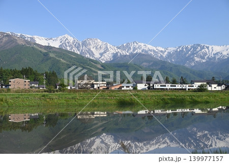 五月、残雪の白馬山系の朝、列車の写る風景 139977157