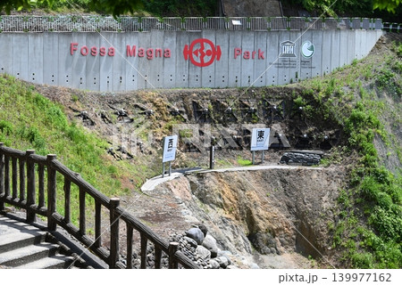 五月、フォッサマグナパーク、糸魚川静岡構造線断層露頭地 五月、フォッサマグナパーク、糸魚川静岡構造線断層露頭地 139977162