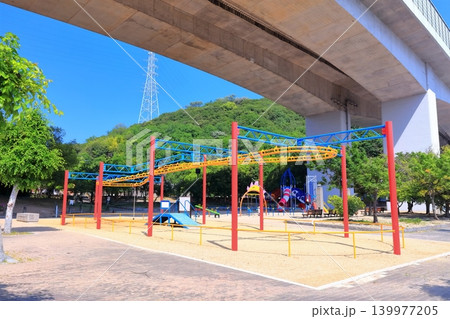 高架下にある公園・遊具のイメージ 高架下にある公園・遊具のイメージ 139977205
