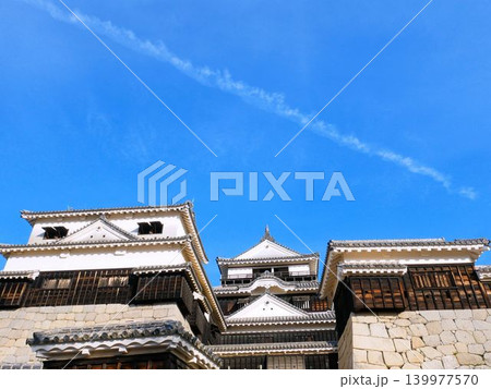 松山城 青空と飛行機雲 (愛媛県) 松山城 青空と飛行機雲 (愛媛県) 139977570