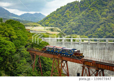 鉄橋を渡るトロッコ列車ダムの横 139977847