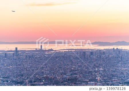 神戸 夜景 明石海峡大橋 都市風景 夕暮れ 港町 空撮風 パノラマ 夕景 関西 絶景 139978126