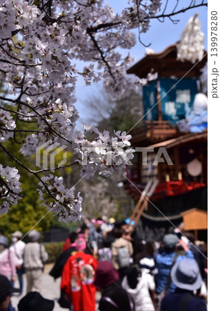 日本の愛知県の犬山市　春の犬山祭りと満開の桜　犬山城前広場に集まる車山　からくり人形の奉納前の光景 139978280