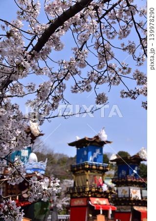 日本の愛知県の犬山市　春の犬山祭りと満開の桜　犬山城前広場に集まる車山　からくり人形の奉納前の光景 139978290