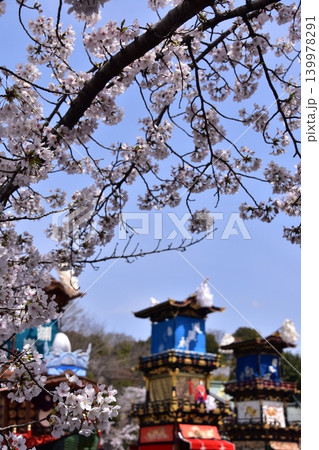 日本の愛知県の犬山市　春の犬山祭りと満開の桜　犬山城前広場に集まる車山　からくり人形の奉納前の光景 139978291