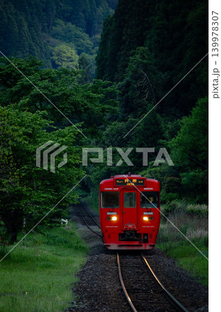山間の夕暮れを走る赤いローカル線 山間の夕暮れを走る赤いローカル線 139978307