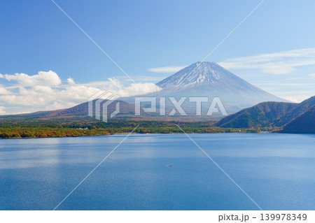 本栖湖から見た富士山 富士五湖の美しい秋風景 本栖湖から見た富士山 富士五湖の美しい秋風景 139978349