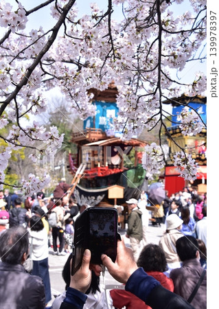 日本の愛知県の犬山市　春の犬山祭りと満開の桜　犬山城前広場に集まる車山　スマフォで写真を撮る観光客 139978397