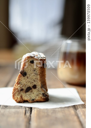 クグロフ型で焼いたバナナチョコチップケーキとアイスカフェオレ クグロフ型で焼いたバナナチョコチップケーキとアイスカフェオレ 139978509