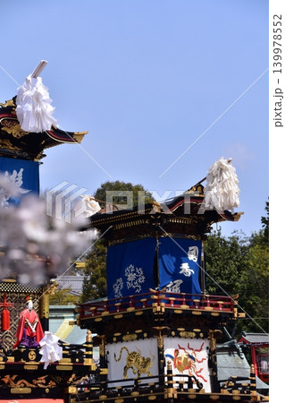 日本の愛知県の犬山市　春の犬山祭りと満開の桜　犬山城前広場に集まる車山　からくり人形を奉納する光景 139978552