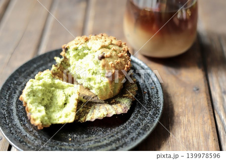 半分に割った抹茶チョコチップマフィンとアイスカフェオレ 半分に割った抹茶チョコチップマフィンとアイスカフェオレ 139978596