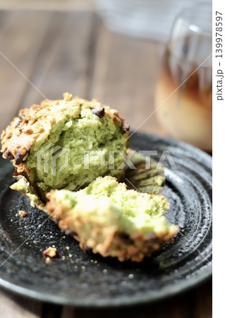 半分に割った抹茶チョコチップマフィンとアイスカフェオレ 半分に割った抹茶チョコチップマフィンとアイスカフェオレ 139978597