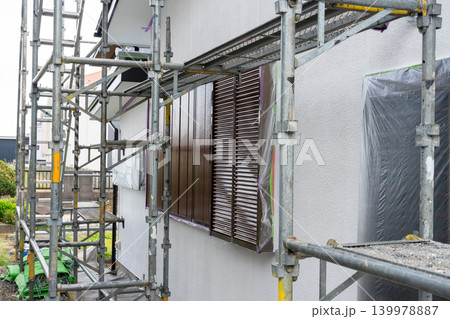 住宅外壁工事中の足場 住宅外壁工事中の足場 139978887