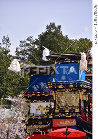日本の愛知県の犬山市　春の犬山祭りと満開の桜　犬山城前広場に集まる車山　からくり人形の奉納前の光景 139979036