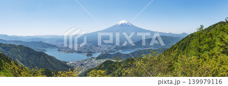 新緑の山から見下ろす河口湖と富士山 139979116