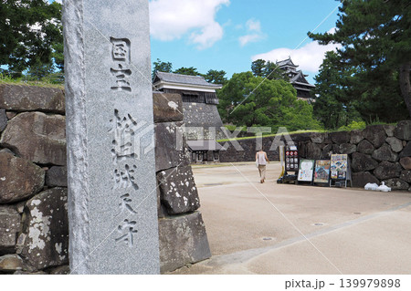 松江城 大手門に立つ国宝・松江天守碑(島根県松江市) 松江城 大手門に立つ国宝・松江天守碑(島根県松江市) 139979898