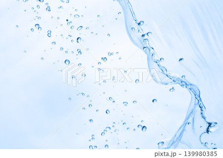 水しぶきと飛び散る雫 139980385