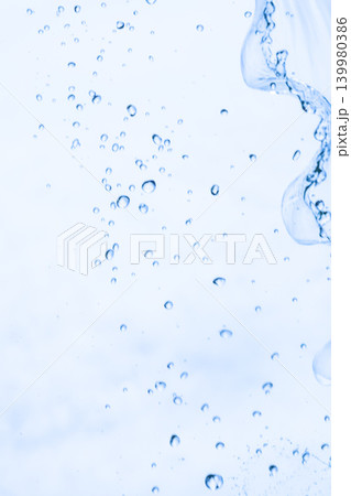 縦構図の水しぶきと飛び散る雫 縦構図の水しぶきと飛び散る雫 139980386