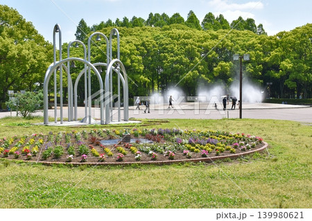 庄内緑地の大噴水を芝生広場側から見る 139980621