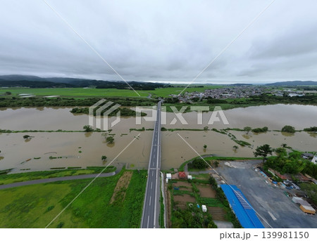 大雨冠水の北上川　空撮 139981150