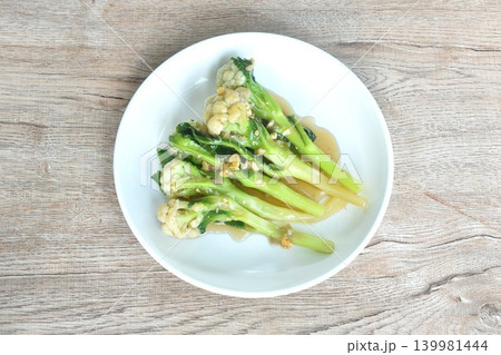 fried baby cauliflower dressing oyster sauce topping chop garlic on plate 139981444