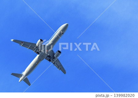 真下から見上げた旅客機の機体 真下から見上げた旅客機の機体 139982020
