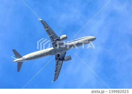 真下から見上げた旅客機の機体 真下から見上げた旅客機の機体 139982023