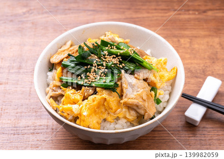 豚肉のニラ玉丼 139982059
