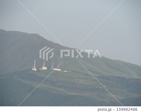 青空を背景にした通信アンテナ塔が立つ山頂 青空を背景にした通信アンテナ塔が立つ山頂 139982486