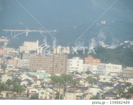 温泉の湯気と橋が見える別府の街と湾の眺め 温泉の湯気と橋が見える別府の街と湾の眺め 139982489