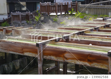 草津温泉の湯畑に立ちのぼる湯けむり 139982588