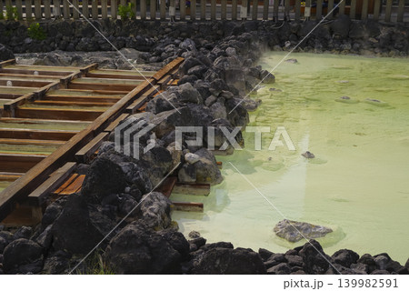 草津温泉の湯畑に立ちのぼる湯けむり 草津温泉の湯畑に立ちのぼる湯けむり 139982591