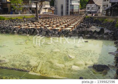 草津温泉の湯畑に立ちのぼる湯けむり 草津温泉の湯畑に立ちのぼる湯けむり 139982596