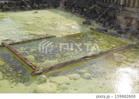 草津温泉の湯畑に立ちのぼる湯けむり 草津温泉の湯畑に立ちのぼる湯けむり 139982600