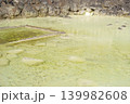 草津温泉の湯畑に立ちのぼる湯けむり 139982608