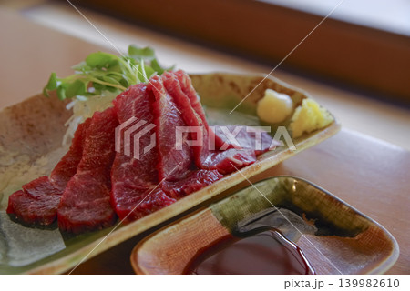 新鮮で美味しそうな赤身の馬刺し 新鮮で美味しそうな赤身の馬刺し 139982610