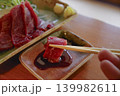 新鮮で美味しそうな赤身の馬刺し 139982611