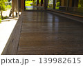 緑あふれる庭を望む古民家の縁側 139982615