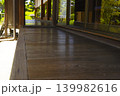 緑あふれる庭を望む古民家の縁側 139982616